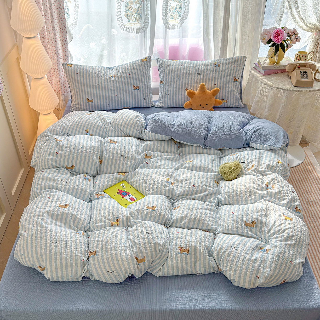 91家纺网 家纺一手货源 找家纺 竹合家纺 2026春夏新品高克重A类泡芙纱泡泡皱皱纱四件套 条纹腊肠狗