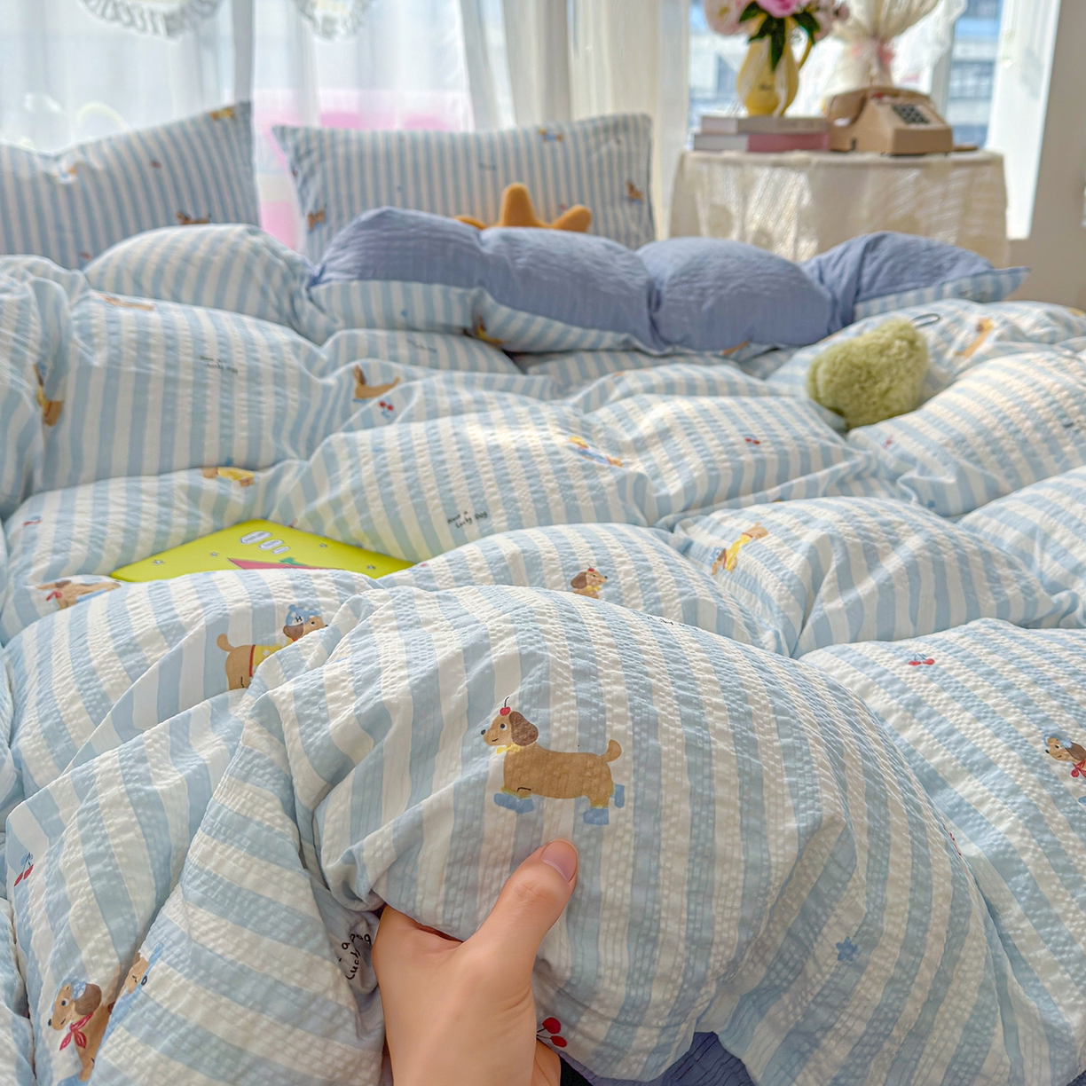 91家纺网 家纺一手货源 找家纺 竹合家纺 2026春夏新品高克重A类泡芙纱泡泡皱皱纱四件套 条纹腊肠狗