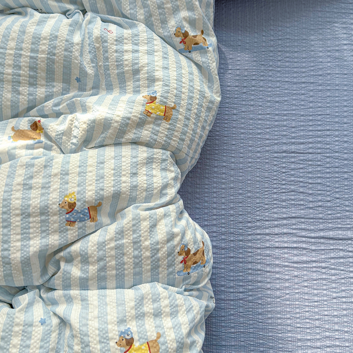 91家纺网 家纺一手货源 找家纺 竹合家纺 2026春夏新品高克重A类泡芙纱泡泡皱皱纱四件套 条纹腊肠狗