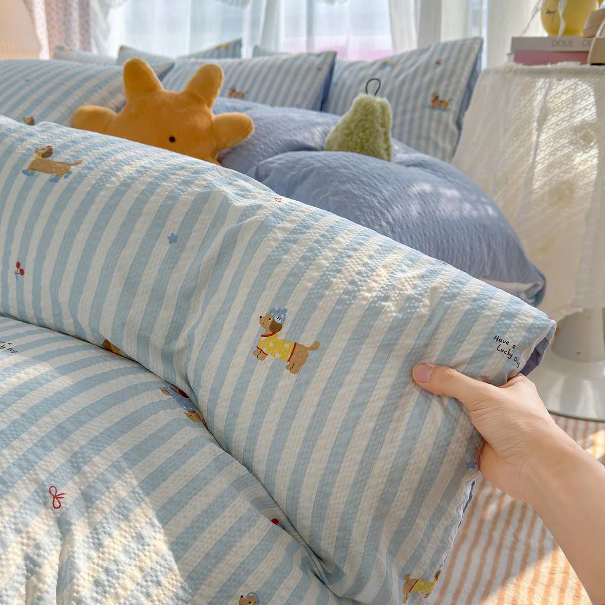 91家纺网 家纺一手货源 找家纺 竹合家纺 2026春夏新品高克重A类泡芙纱泡泡皱皱纱四件套 条纹腊肠狗