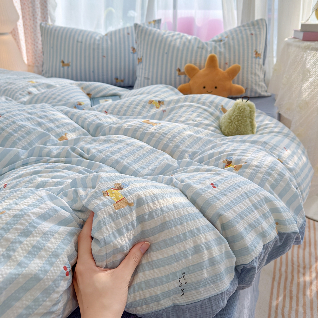 91家纺网 家纺一手货源 找家纺 竹合家纺 2026春夏新品高克重A类泡芙纱泡泡皱皱纱四件套 条纹腊肠狗