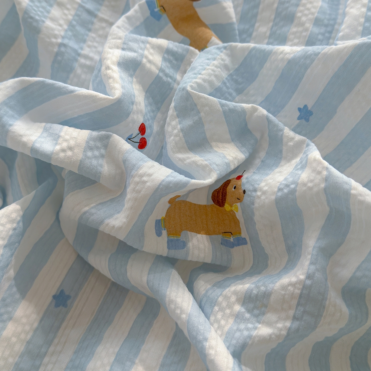 91家纺网 家纺一手货源 找家纺 竹合家纺 2026春夏新品高克重A类泡芙纱泡泡皱皱纱四件套 条纹腊肠狗