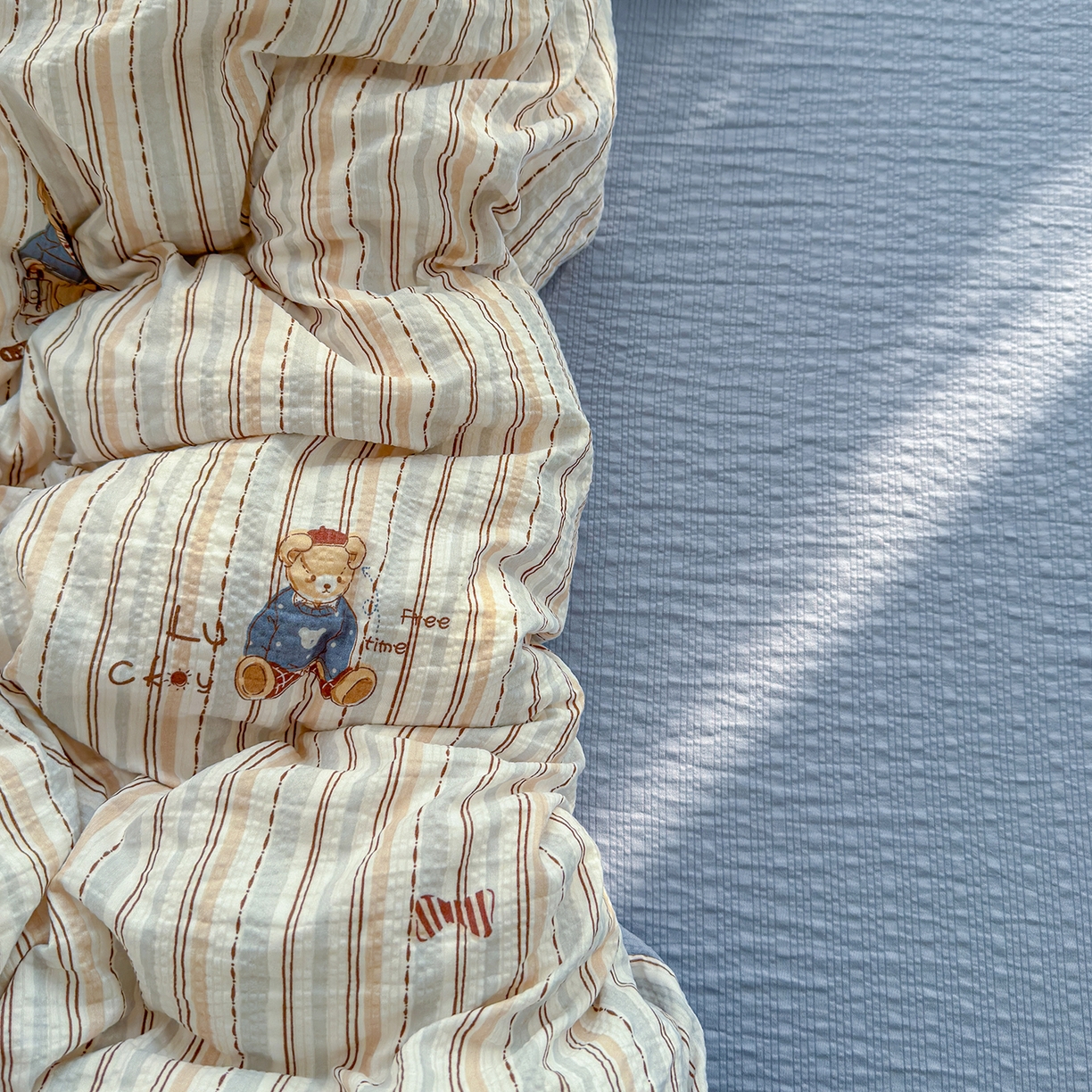 91家纺网 家纺一手货源 找家纺 竹合家纺 2026春夏新品高克重A类泡芙纱泡泡皱皱纱四件套 熊先生