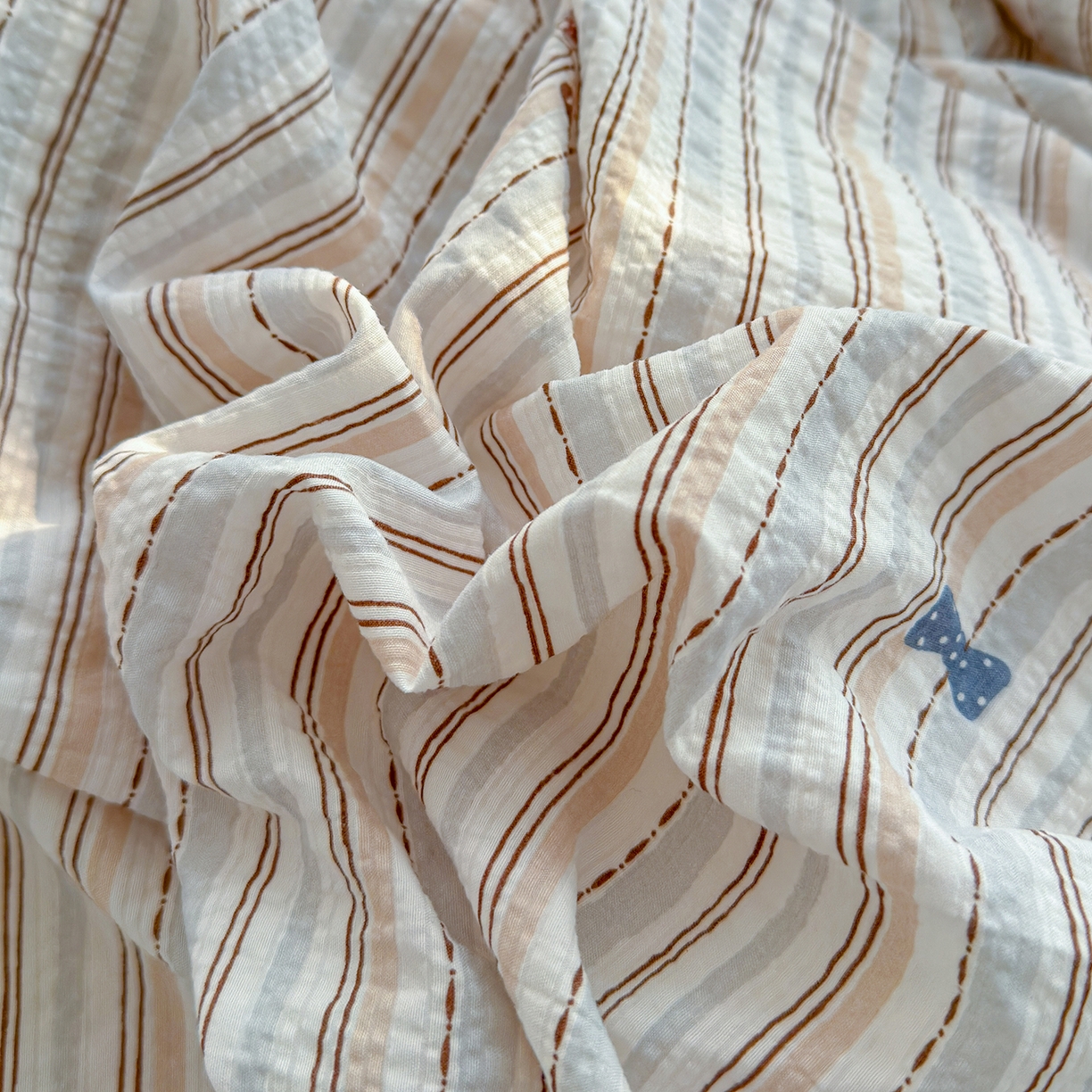 91家纺网 家纺一手货源 找家纺 竹合家纺 2026春夏新品高克重A类泡芙纱泡泡皱皱纱四件套 熊先生