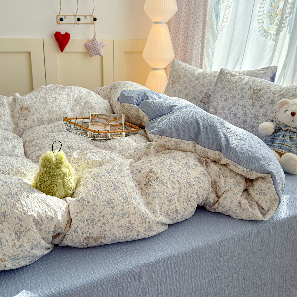 91家纺网 家纺一手货源 找家纺 竹合家纺 2026春夏新品高克重A类泡芙纱泡泡皱皱纱四件套 花中小熊