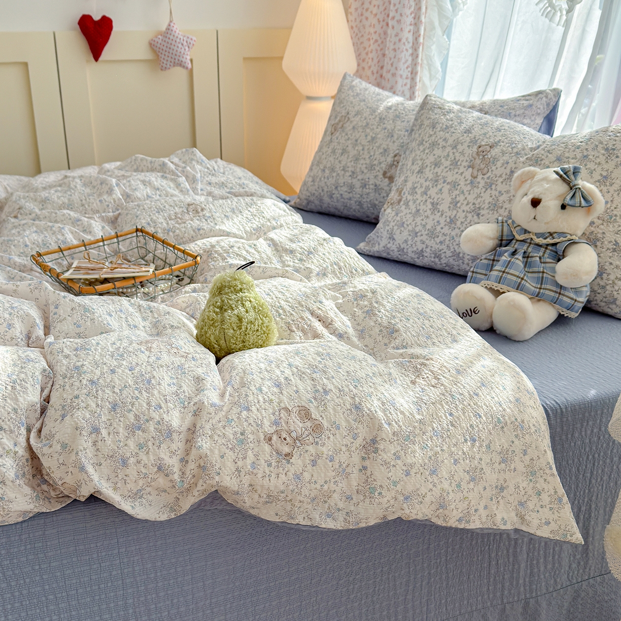 91家纺网 家纺一手货源 找家纺 竹合家纺 2026春夏新品高克重A类泡芙纱泡泡皱皱纱四件套 花中小熊