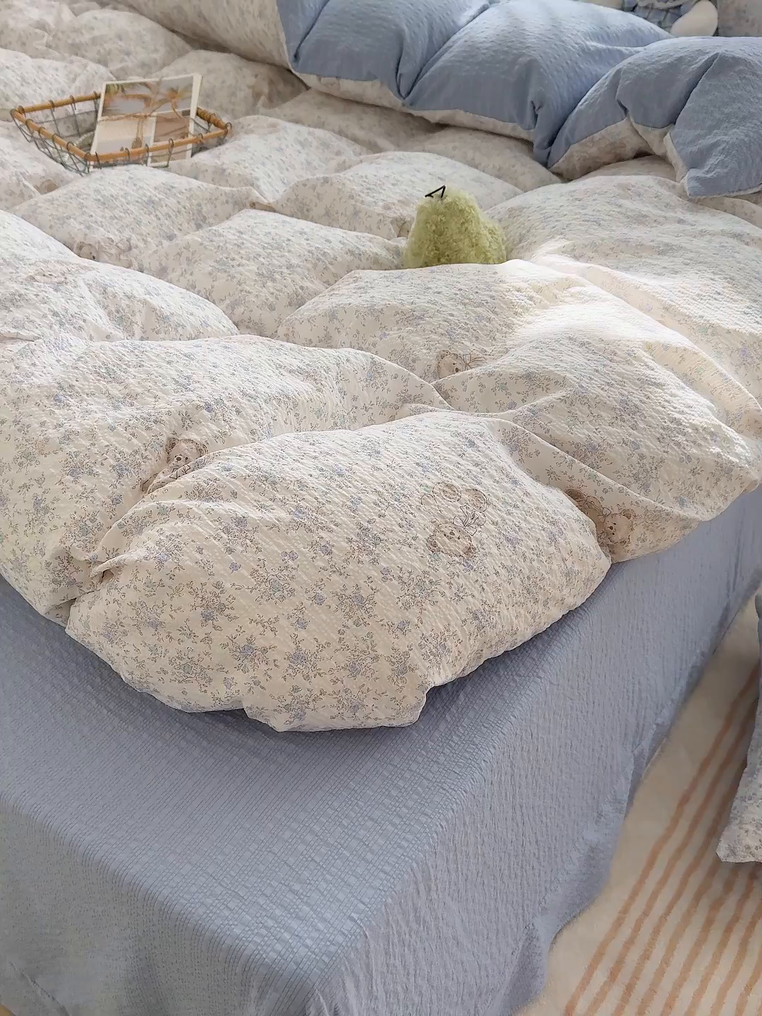 91家纺网 家纺一手货源 找家纺 竹合家纺 2026春夏新品高克重A类泡芙纱泡泡皱皱纱四件套 花中小熊