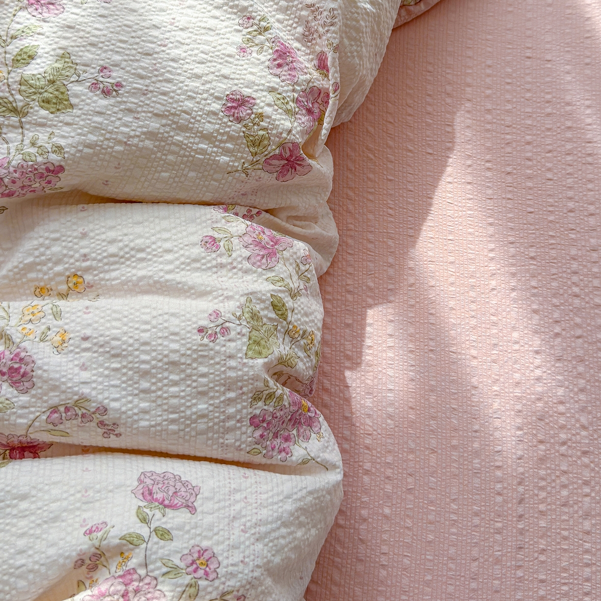 91家纺网 家纺一手货源 找家纺 竹合家纺 2026春夏新品高克重A类泡芙纱泡泡皱皱纱四件套 约定一粉