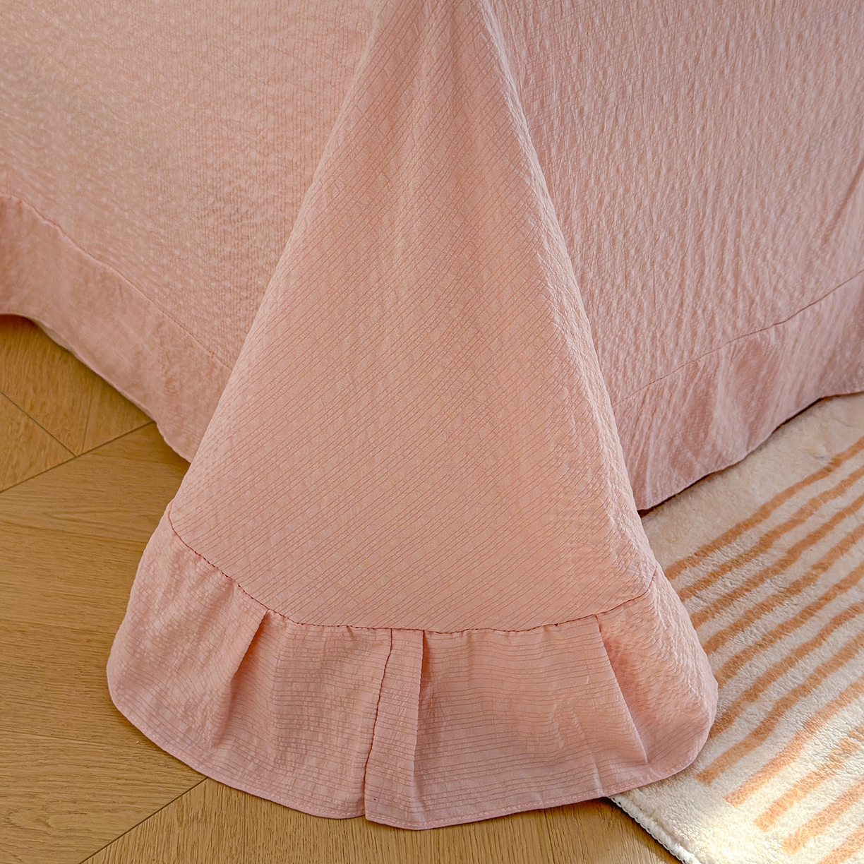 91家纺网 家纺一手货源 找家纺 竹合家纺 2026春夏新品高克重A类泡芙纱泡泡皱皱纱四件套 约定一粉