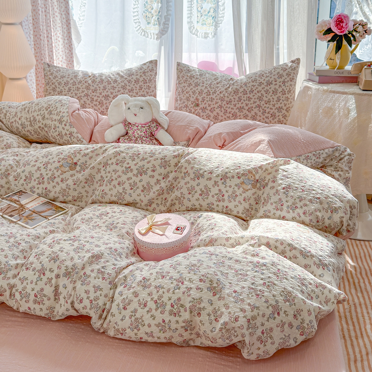 91家纺网 家纺一手货源 找家纺 竹合家纺 2026春夏新品高克重A类泡芙纱泡泡皱皱纱四件套 梅果小兔