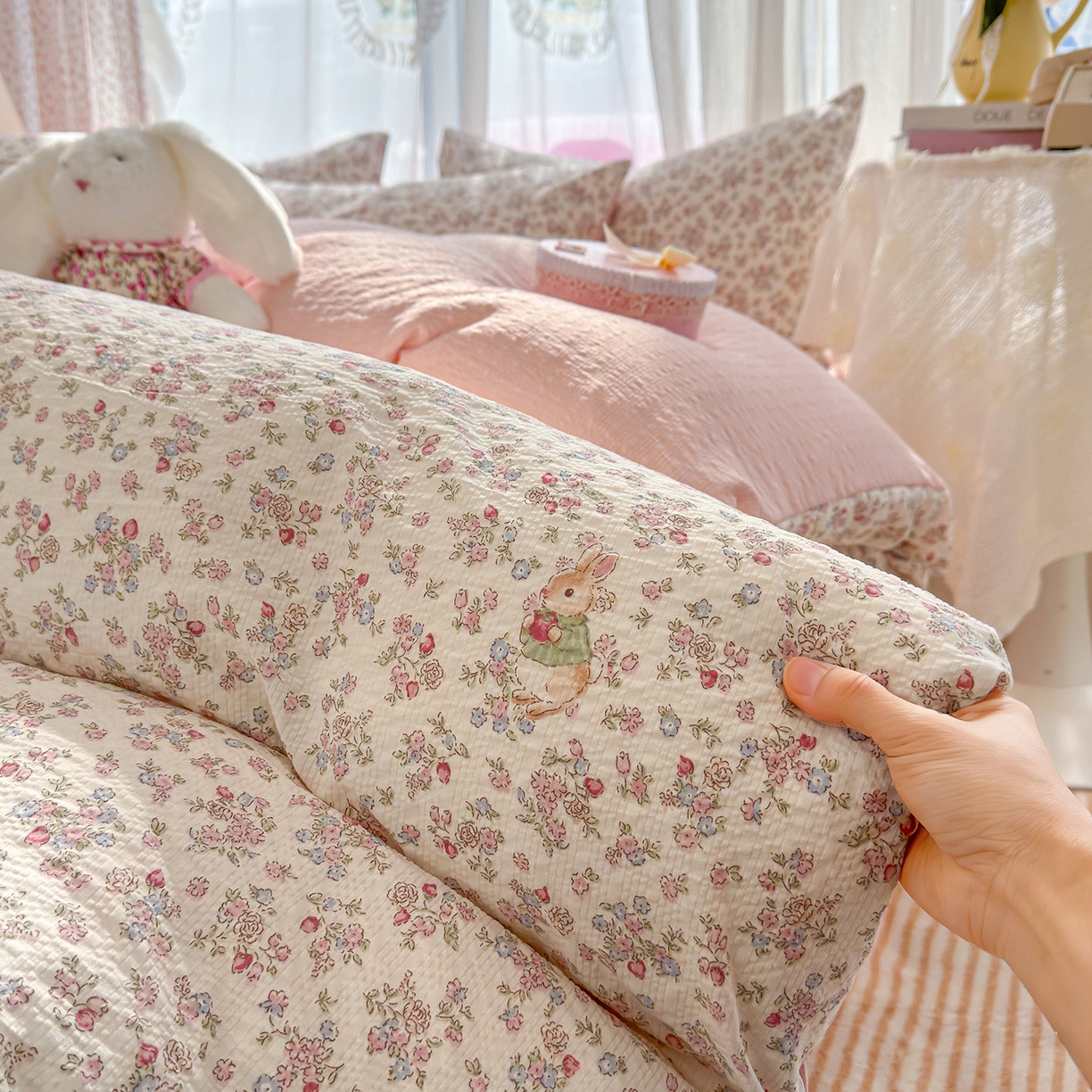 91家纺网 家纺一手货源 找家纺 竹合家纺 2026春夏新品高克重A类泡芙纱泡泡皱皱纱四件套 梅果小兔