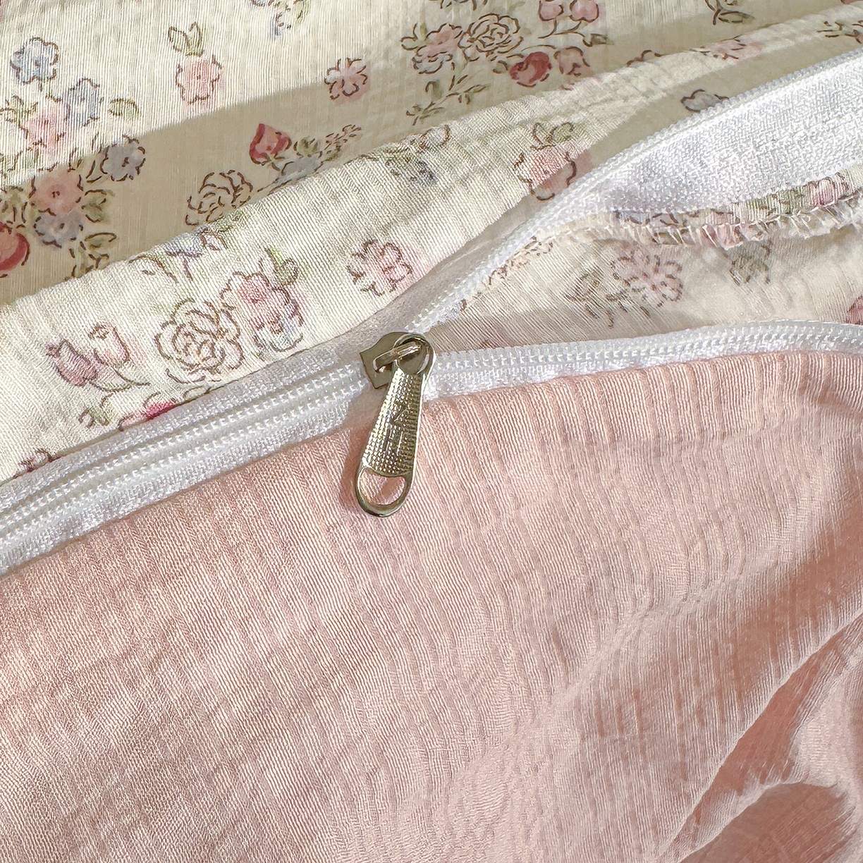 91家纺网 家纺一手货源 找家纺 竹合家纺 2026春夏新品高克重A类泡芙纱泡泡皱皱纱四件套 梅果小兔