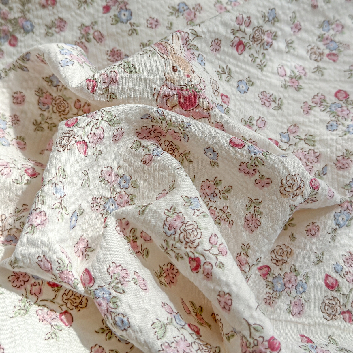 91家纺网 家纺一手货源 找家纺 竹合家纺 2026春夏新品高克重A类泡芙纱泡泡皱皱纱四件套 梅果小兔