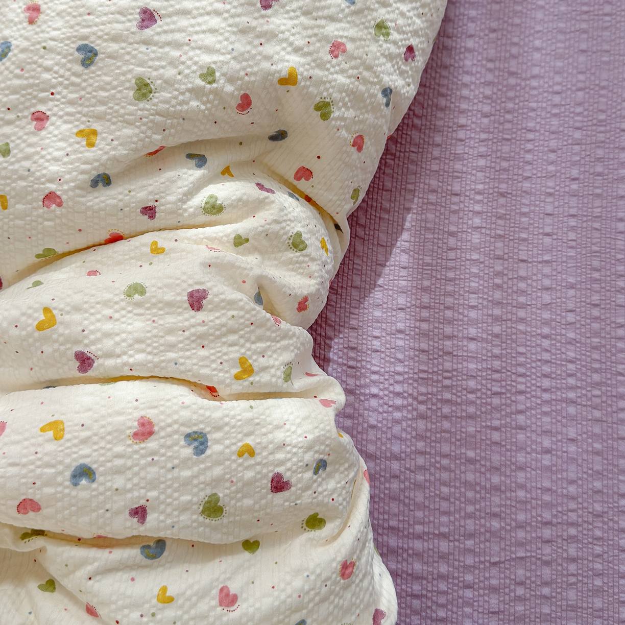 91家纺网 家纺一手货源 找家纺 竹合家纺 2026春夏新品高克重A类泡芙纱泡泡皱皱纱四件套 爱心点点