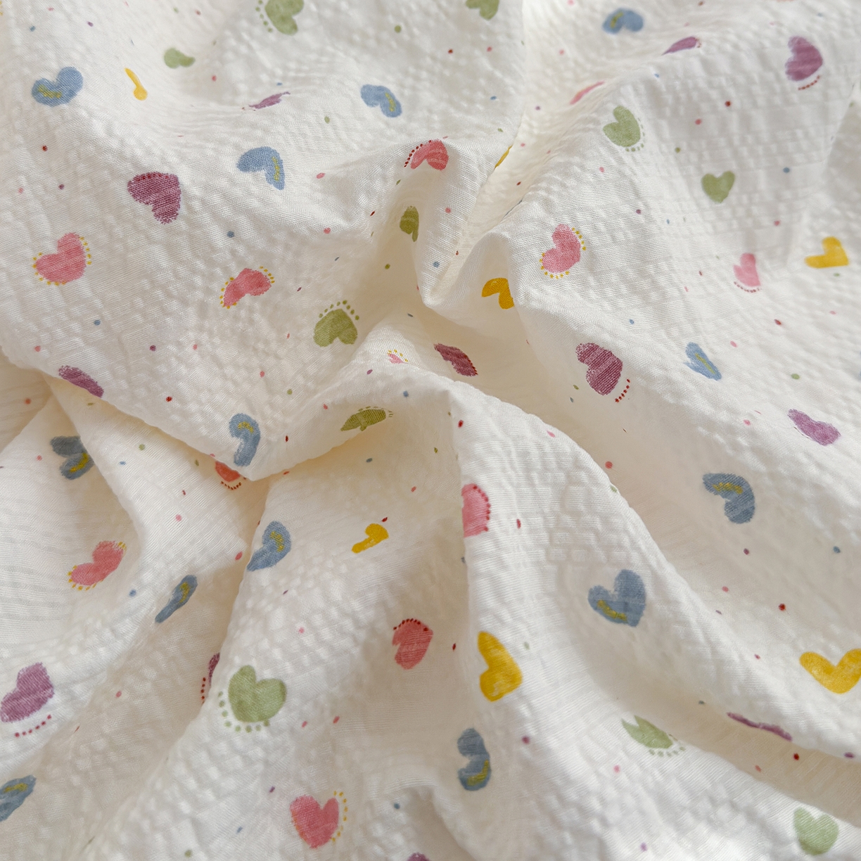 91家纺网 家纺一手货源 找家纺 竹合家纺 2026春夏新品高克重A类泡芙纱泡泡皱皱纱四件套 爱心点点