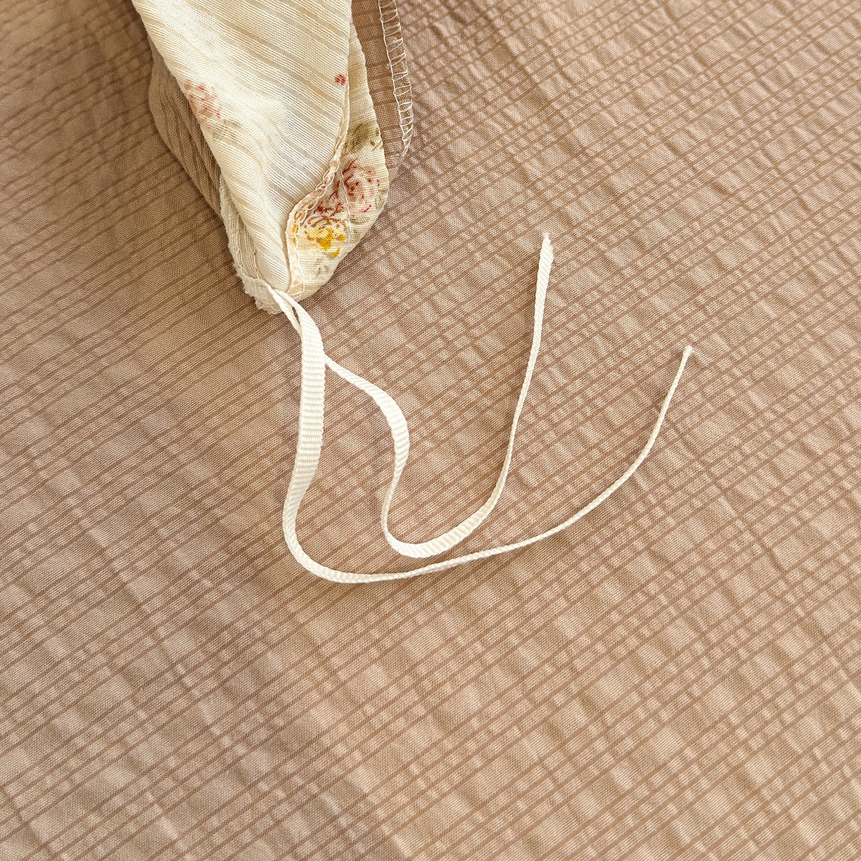 91家纺网 家纺一手货源 找家纺 竹合家纺 2026春夏新品高克重A类泡芙纱泡泡皱皱纱四件套 浅唱花语