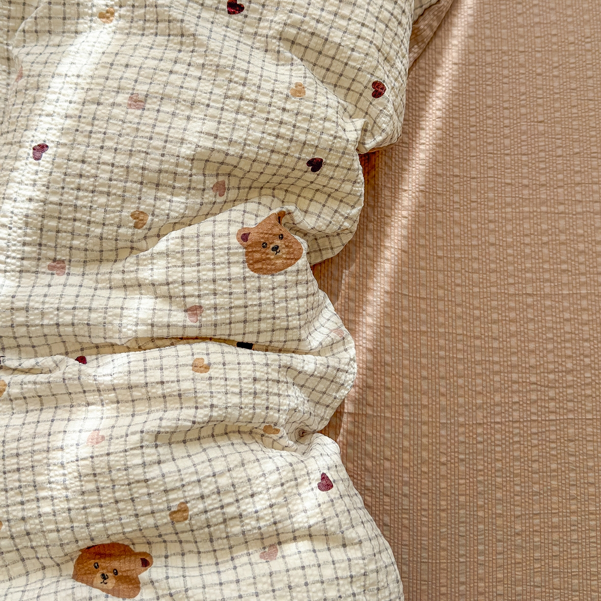 91家纺网 家纺一手货源 找家纺 竹合家纺 2026春夏新品高克重A类泡芙纱泡泡皱皱纱四件套 爱心小熊