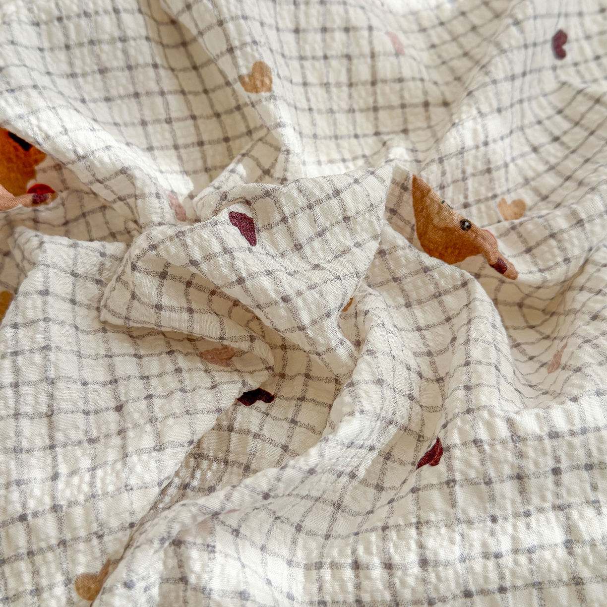 91家纺网 家纺一手货源 找家纺 竹合家纺 2026春夏新品高克重A类泡芙纱泡泡皱皱纱四件套 爱心小熊