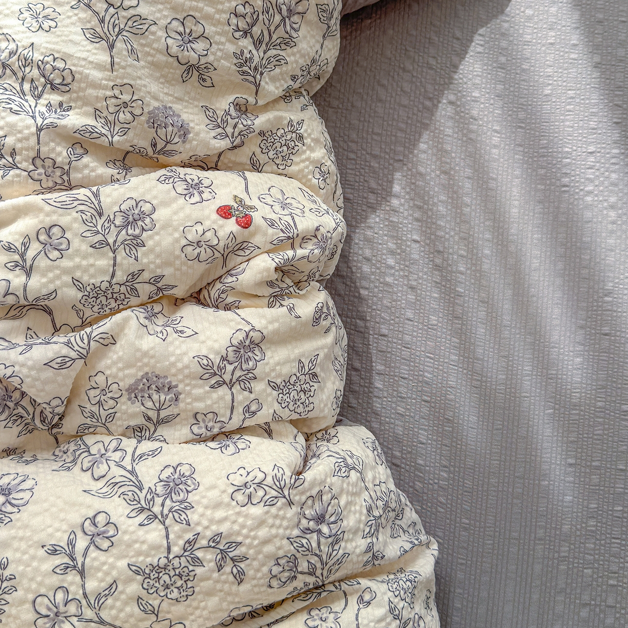 91家纺网 家纺一手货源 找家纺 竹合家纺 2026春夏新品高克重A类泡芙纱泡泡皱皱纱四件套 赫本印象