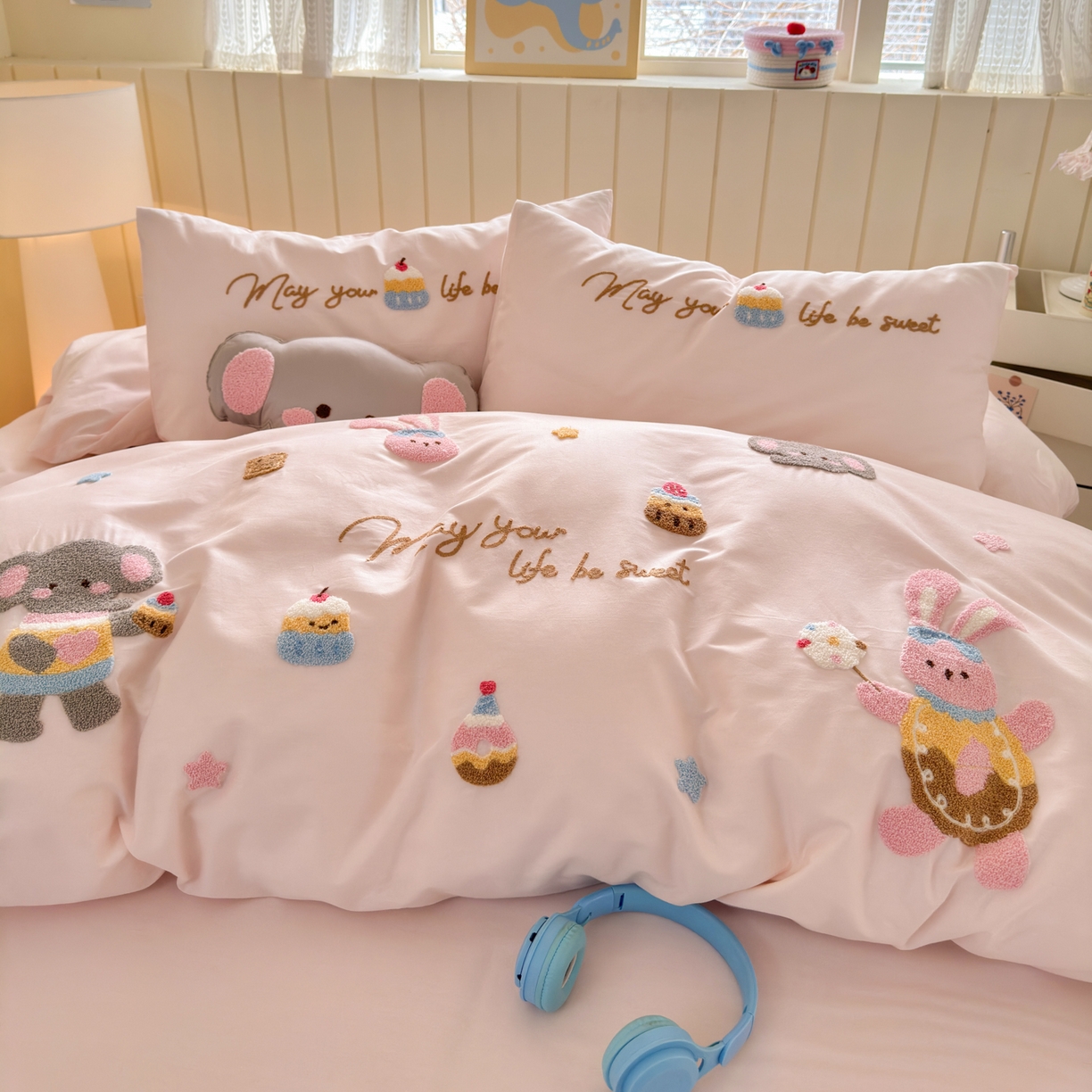 91家纺网 家纺一手货源 找家纺 优彩 2026新款全棉数码印花毛巾绣贴布绣四件套 甜品派对