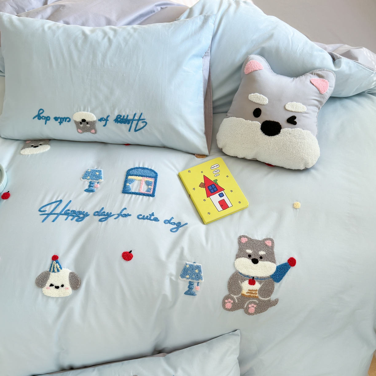 91家纺网 家纺一手货源 找家纺 优彩 2026新款全棉数码印花毛巾绣贴布绣四件套 甜心狗狗