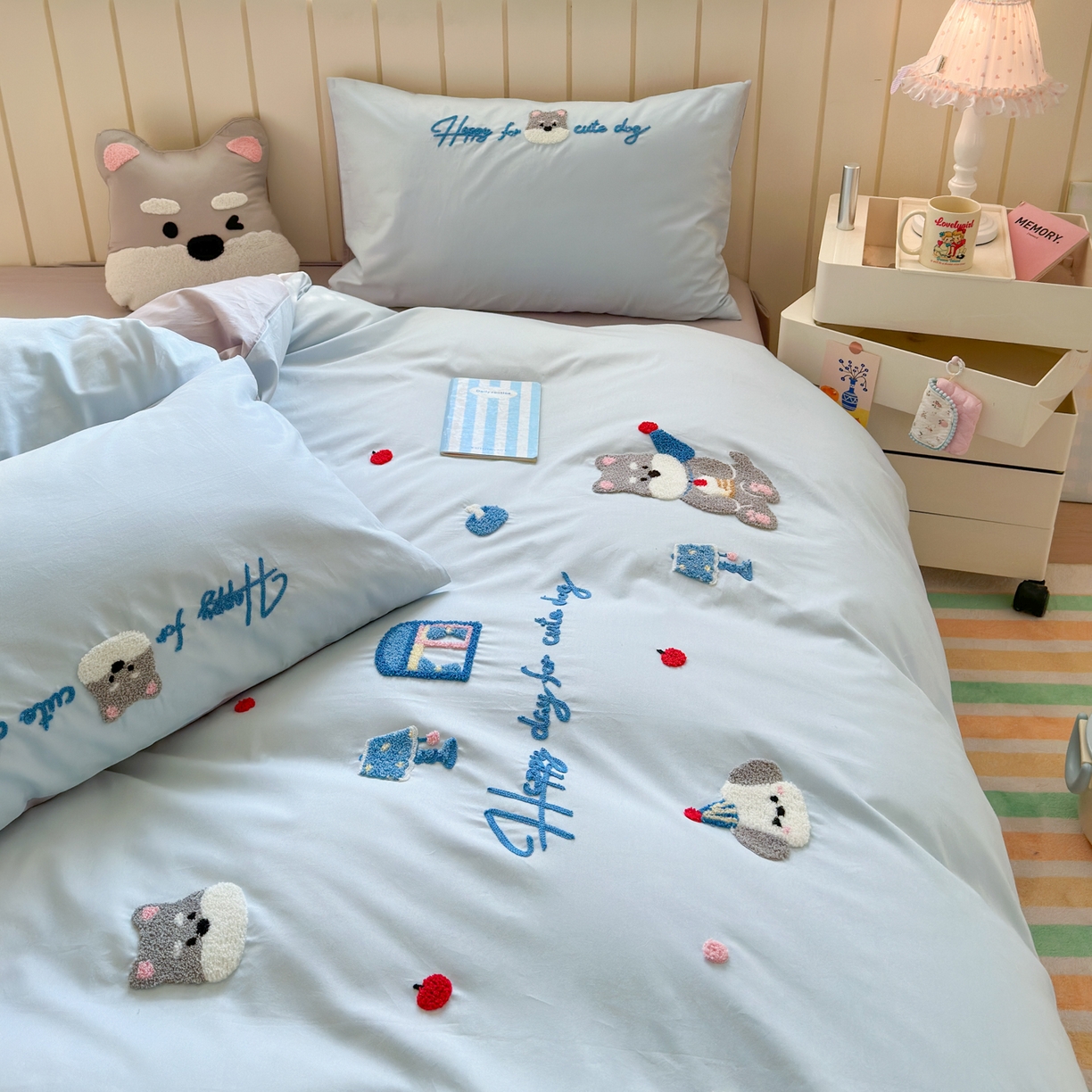 91家纺网 家纺一手货源 找家纺 优彩 2026新款全棉数码印花毛巾绣贴布绣四件套 甜心狗狗