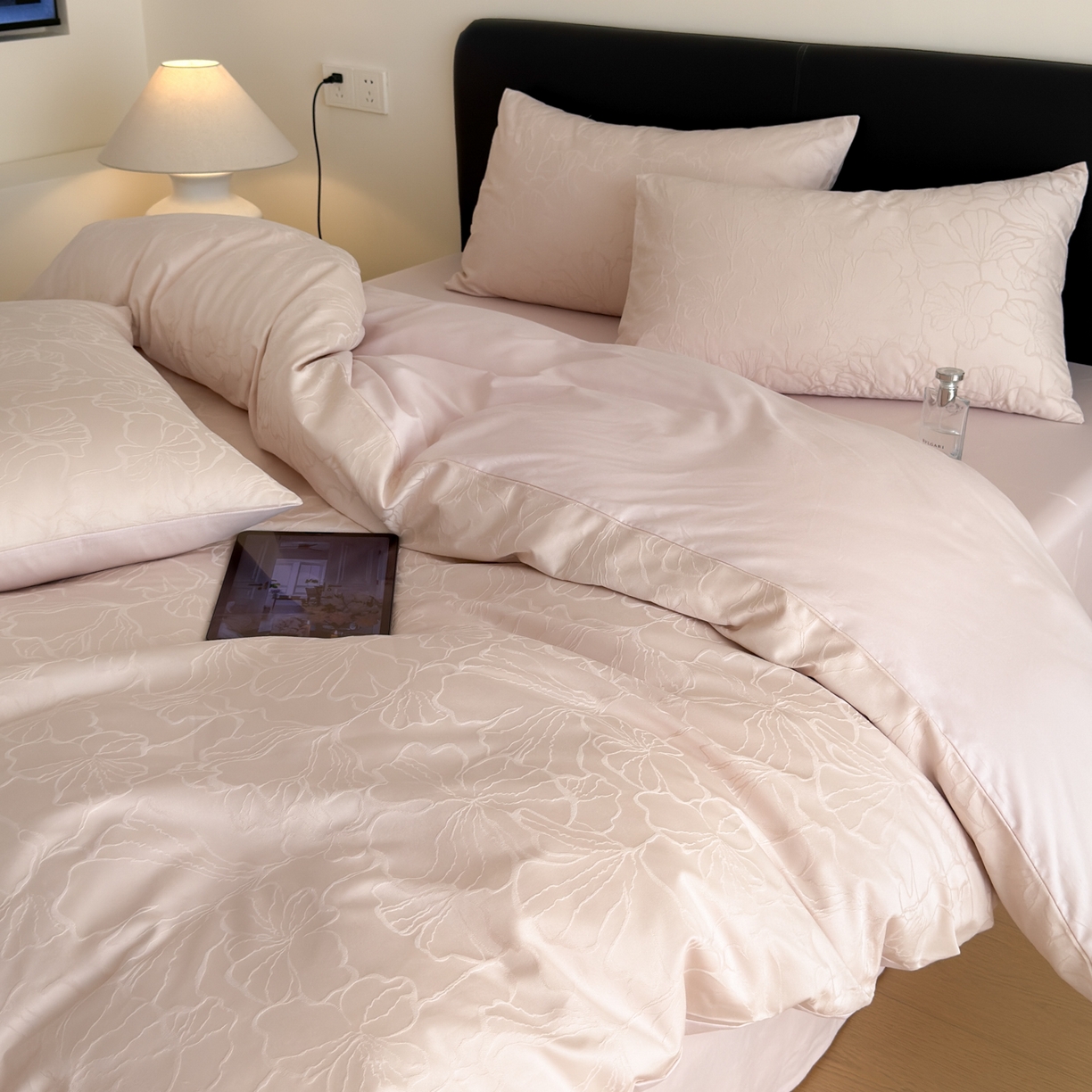 91家纺网 家纺一手货源 找家纺 优彩 2026春夏新款60支浮雕提花全棉纯棉四件套 山间雾-粉