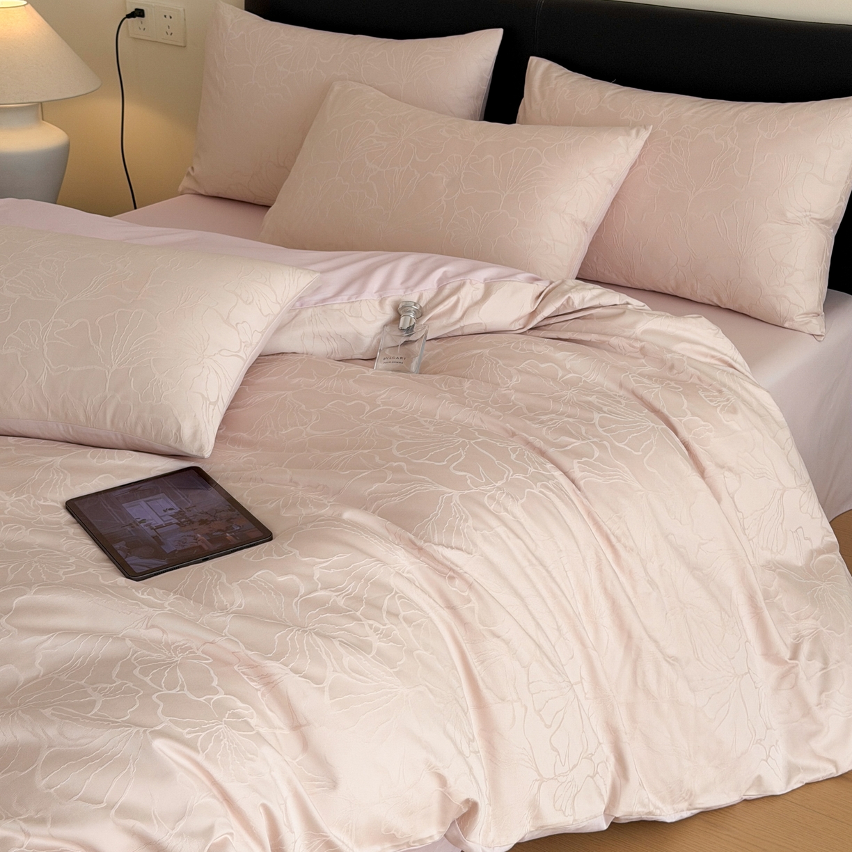 91家纺网 家纺一手货源 找家纺 优彩 2026春夏新款60支浮雕提花全棉纯棉四件套 山间雾-粉