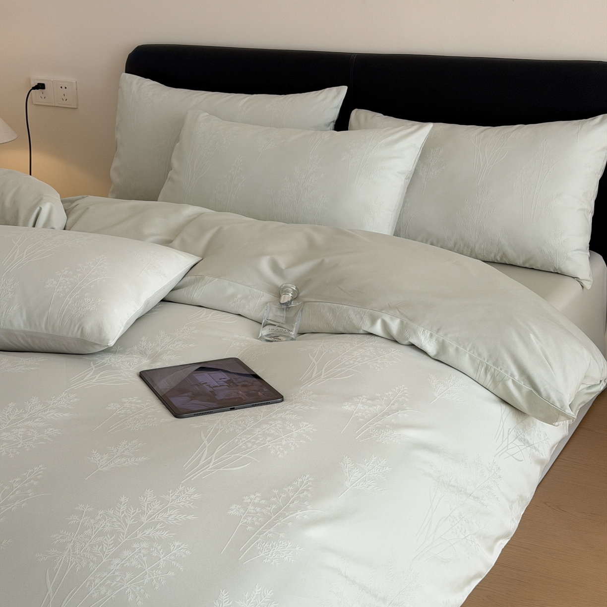 91家纺网 家纺一手货源 找家纺 优彩 2026春夏新款60支浮雕提花全棉纯棉四件套 清风颂雅