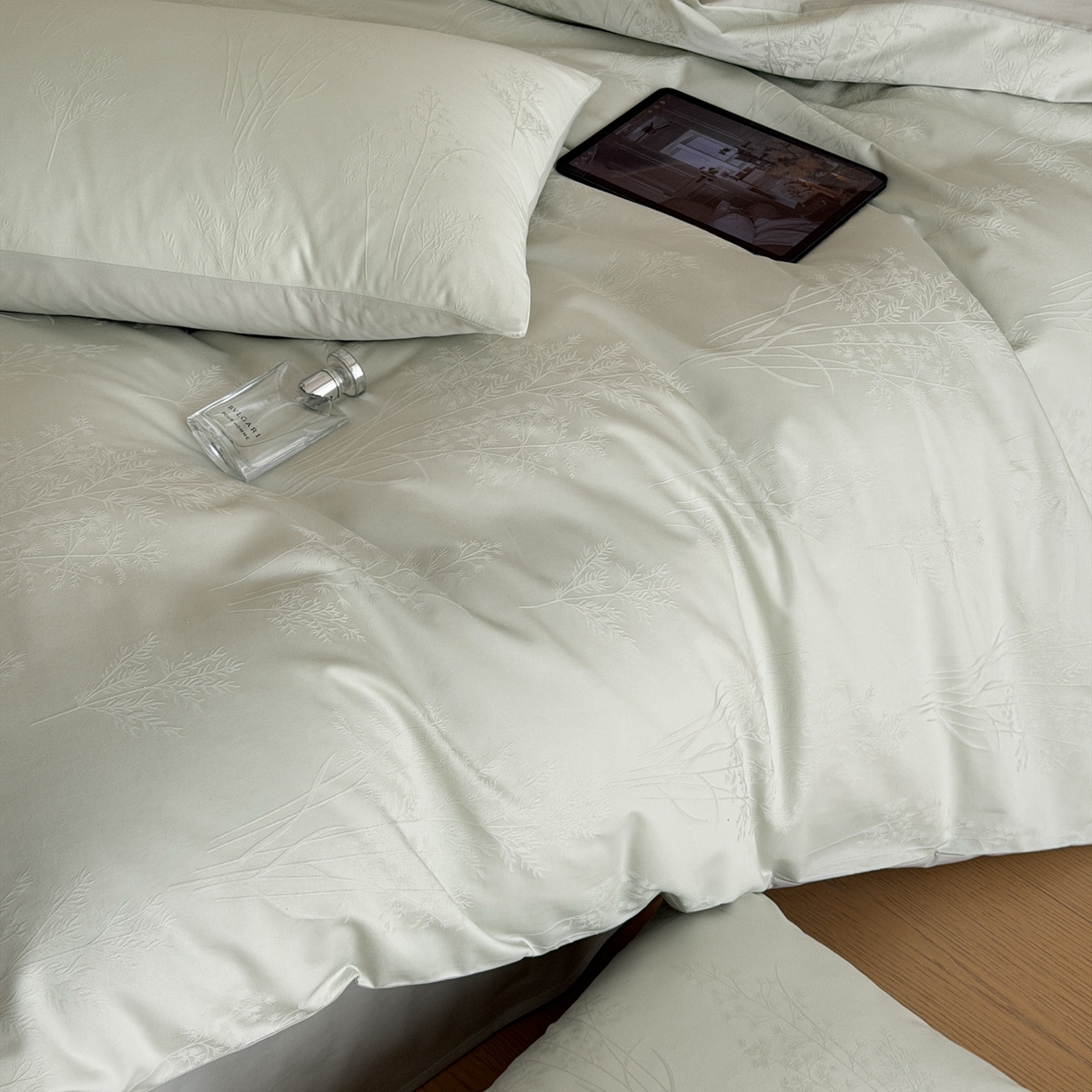 91家纺网 家纺一手货源 找家纺 优彩 2026春夏新款60支浮雕提花全棉纯棉四件套 清风颂雅