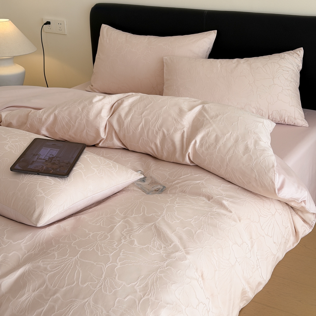 91家纺网 家纺一手货源 找家纺 优彩 2026春夏新款60支浮雕提花全棉纯棉四件套 山间雾-粉