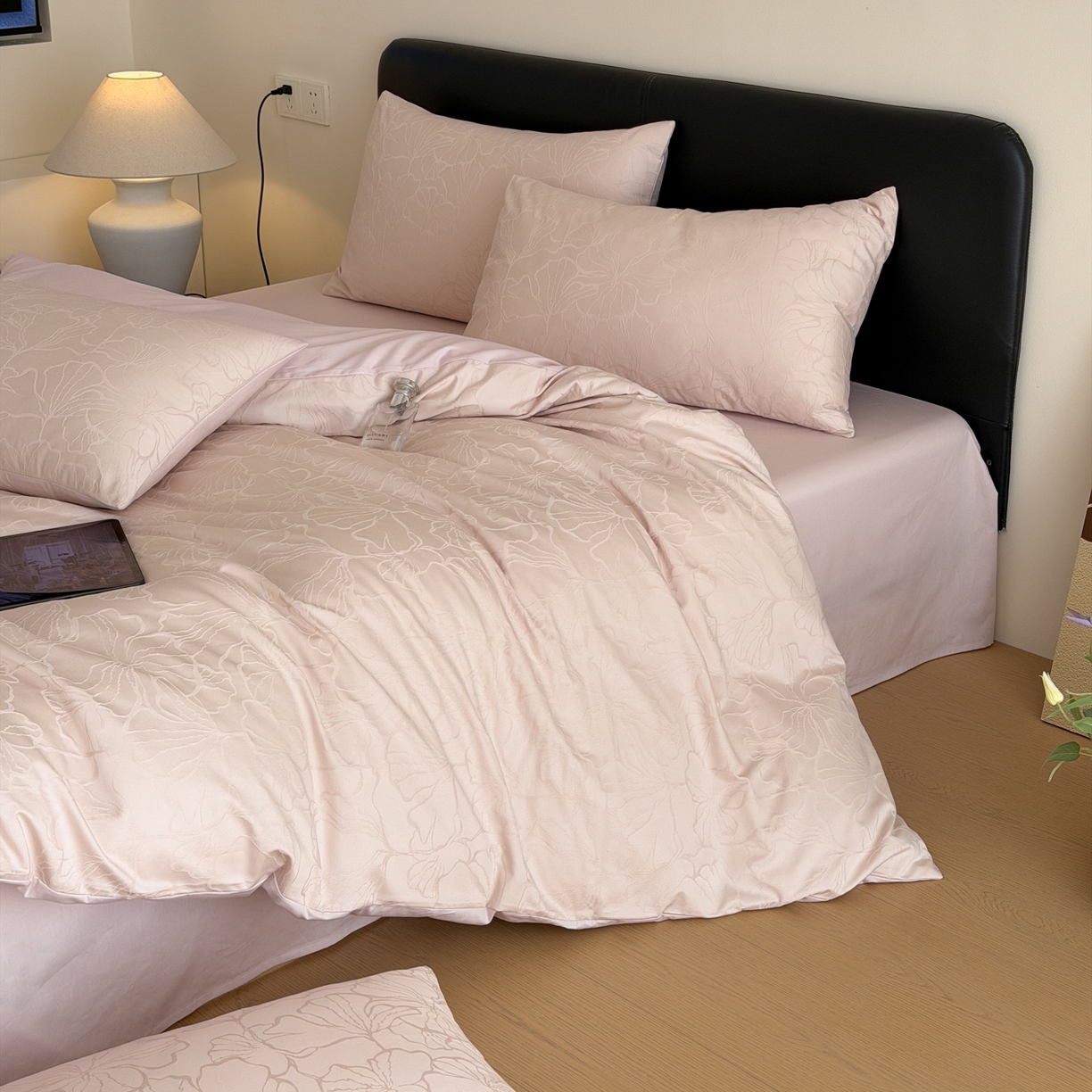 91家纺网 家纺一手货源 找家纺 优彩 2026春夏新款60支浮雕提花全棉纯棉四件套 山间雾-粉