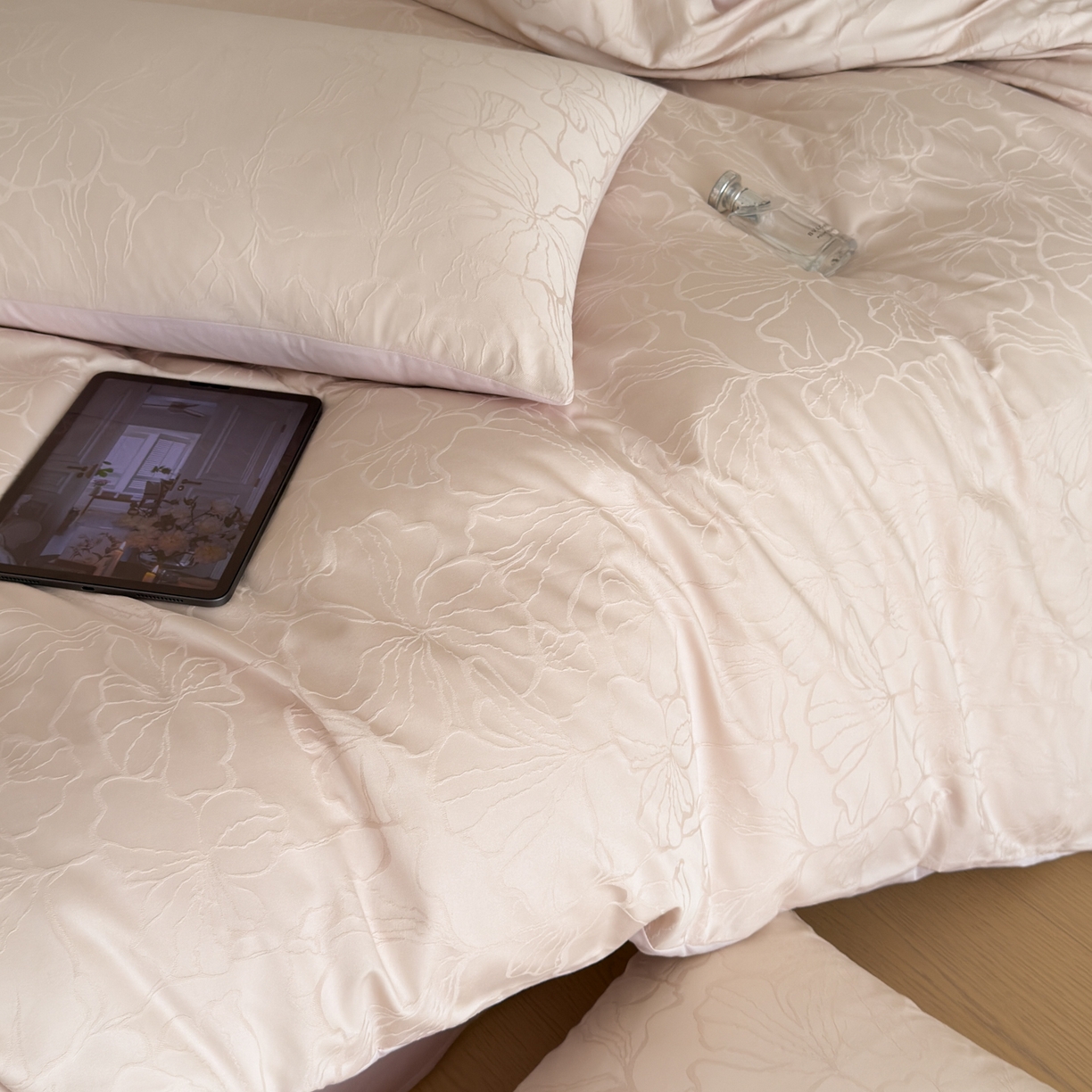 91家纺网 家纺一手货源 找家纺 优彩 2026春夏新款60支浮雕提花全棉纯棉四件套 山间雾-粉