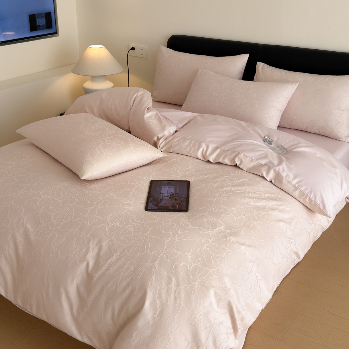 91家纺网 家纺一手货源 找家纺 优彩 2026春夏新款60支浮雕提花全棉纯棉四件套 山间雾-粉