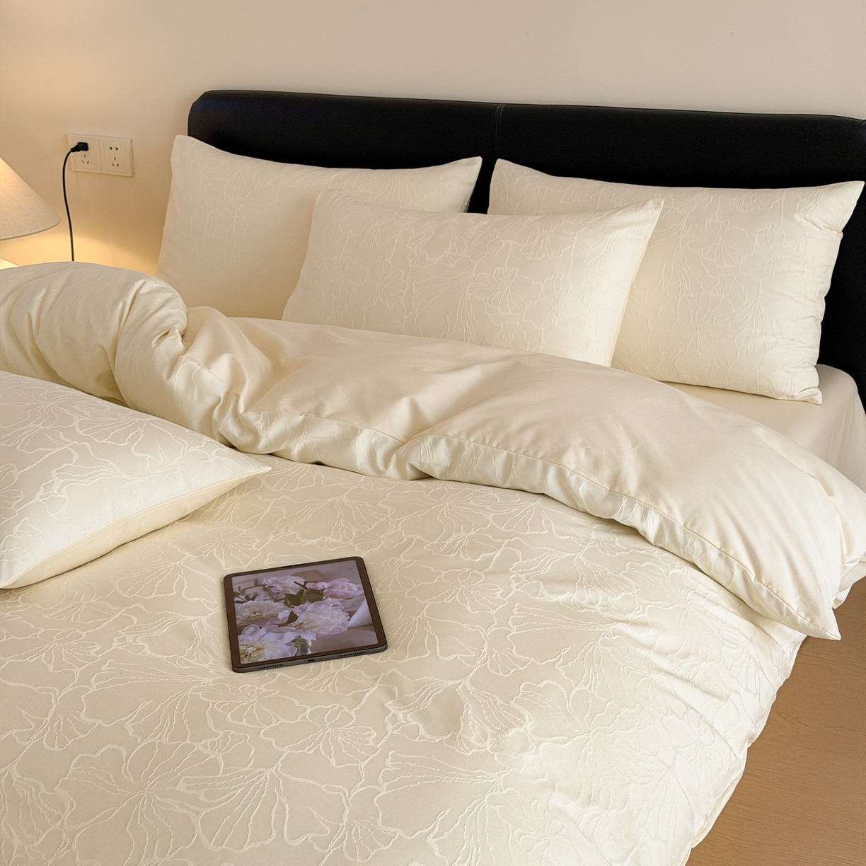 91家纺网 家纺一手货源 找家纺 优彩 2026春夏新款60支浮雕提花全棉纯棉四件套 山间雾-奶油白