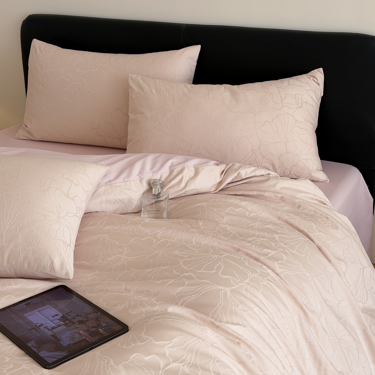 91家纺网 家纺一手货源 找家纺 优彩 2026春夏新款60支浮雕提花全棉纯棉四件套 山间雾-粉