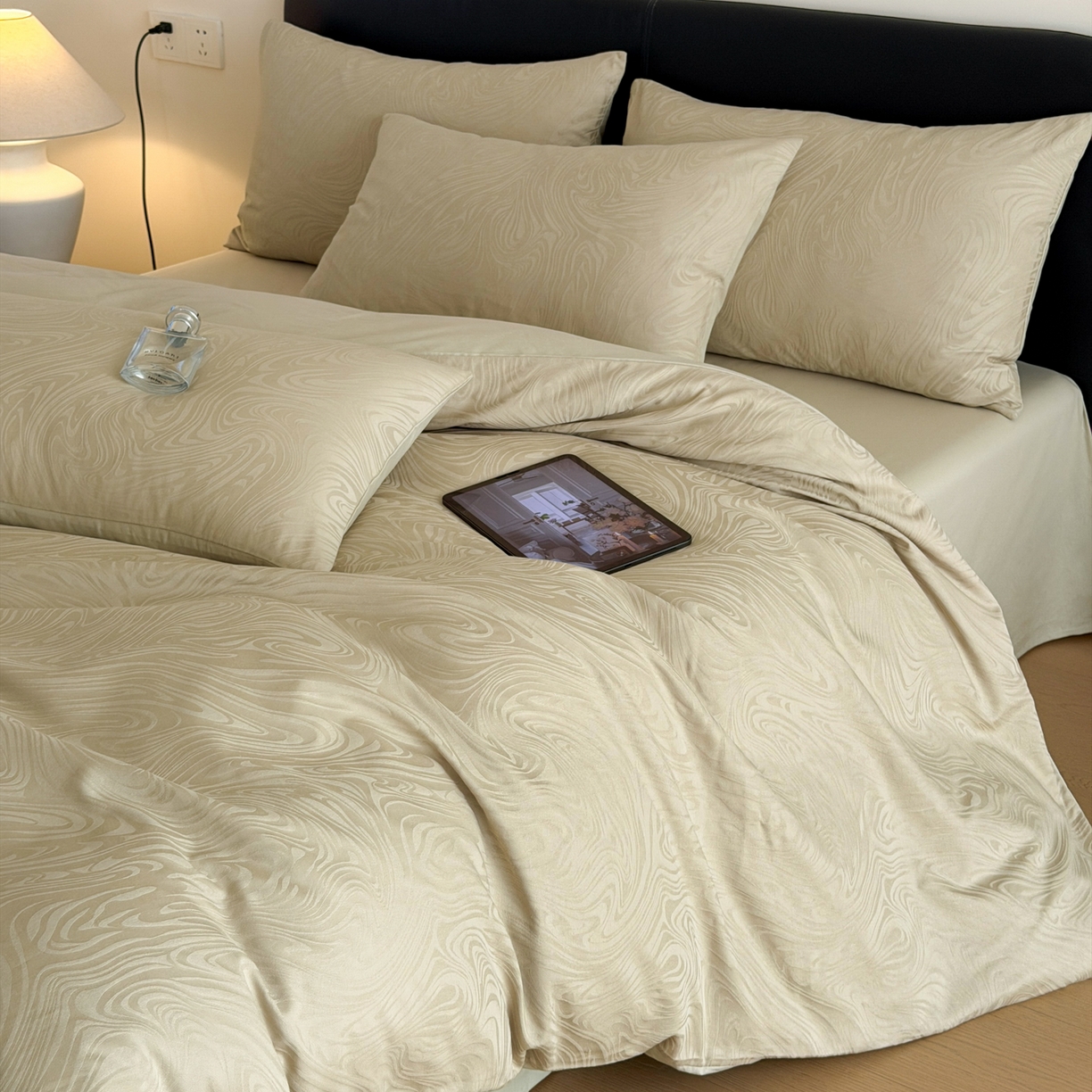 91家纺网 家纺一手货源 找家纺 优彩 2026春夏新款60支浮雕提花全棉纯棉四件套 流光