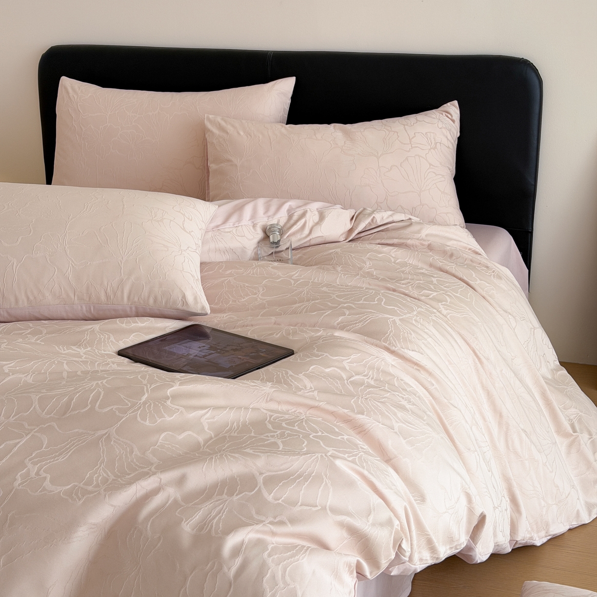 91家纺网 家纺一手货源 找家纺 优彩 2026春夏新款60支浮雕提花全棉纯棉四件套 山间雾-粉