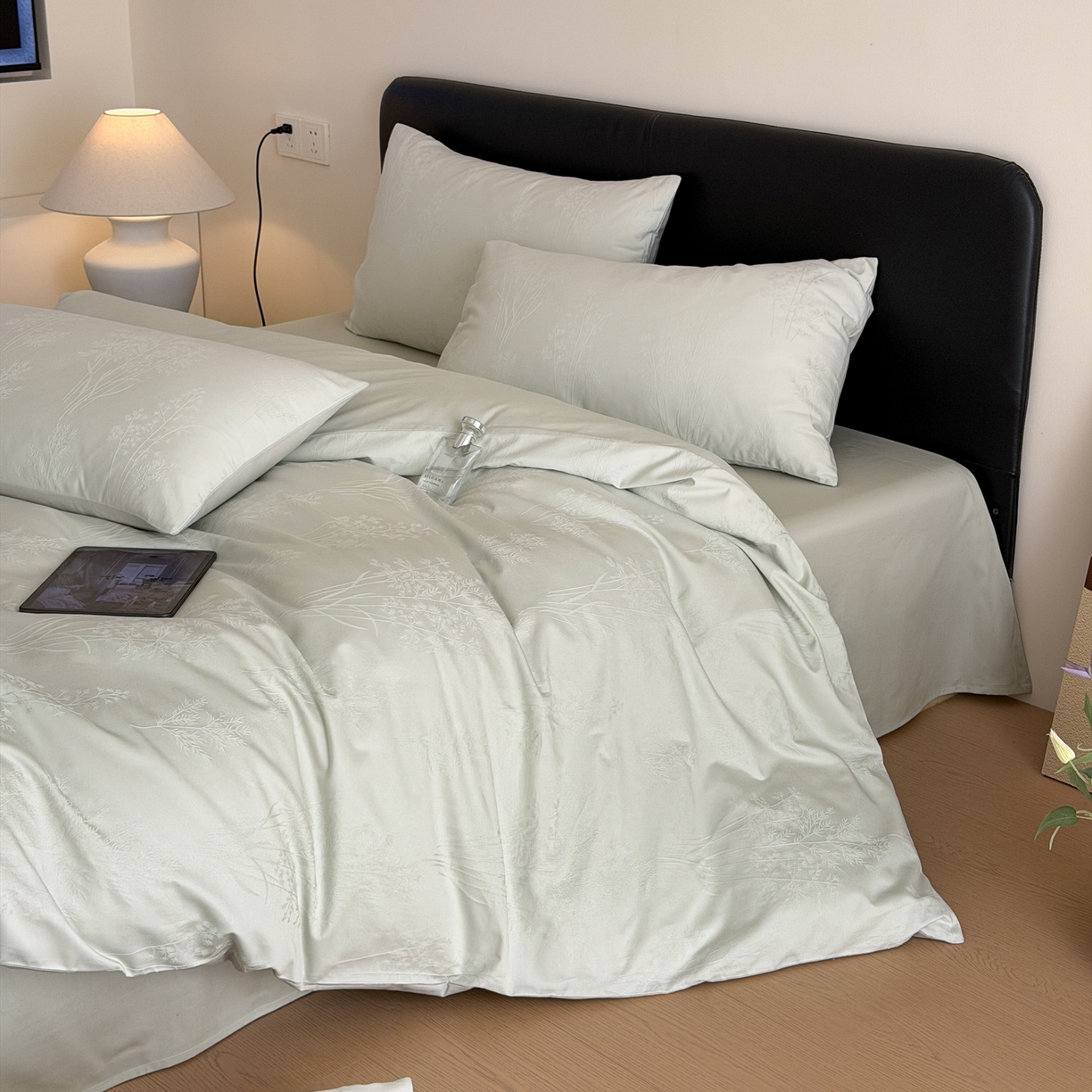 91家纺网 家纺一手货源 找家纺 优彩 2026春夏新款60支浮雕提花全棉纯棉四件套 清风颂雅