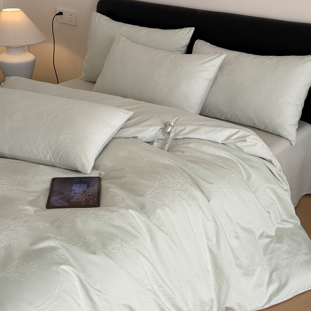 91家纺网 家纺一手货源 找家纺 优彩 2026春夏新款60支浮雕提花全棉纯棉四件套 清风颂雅