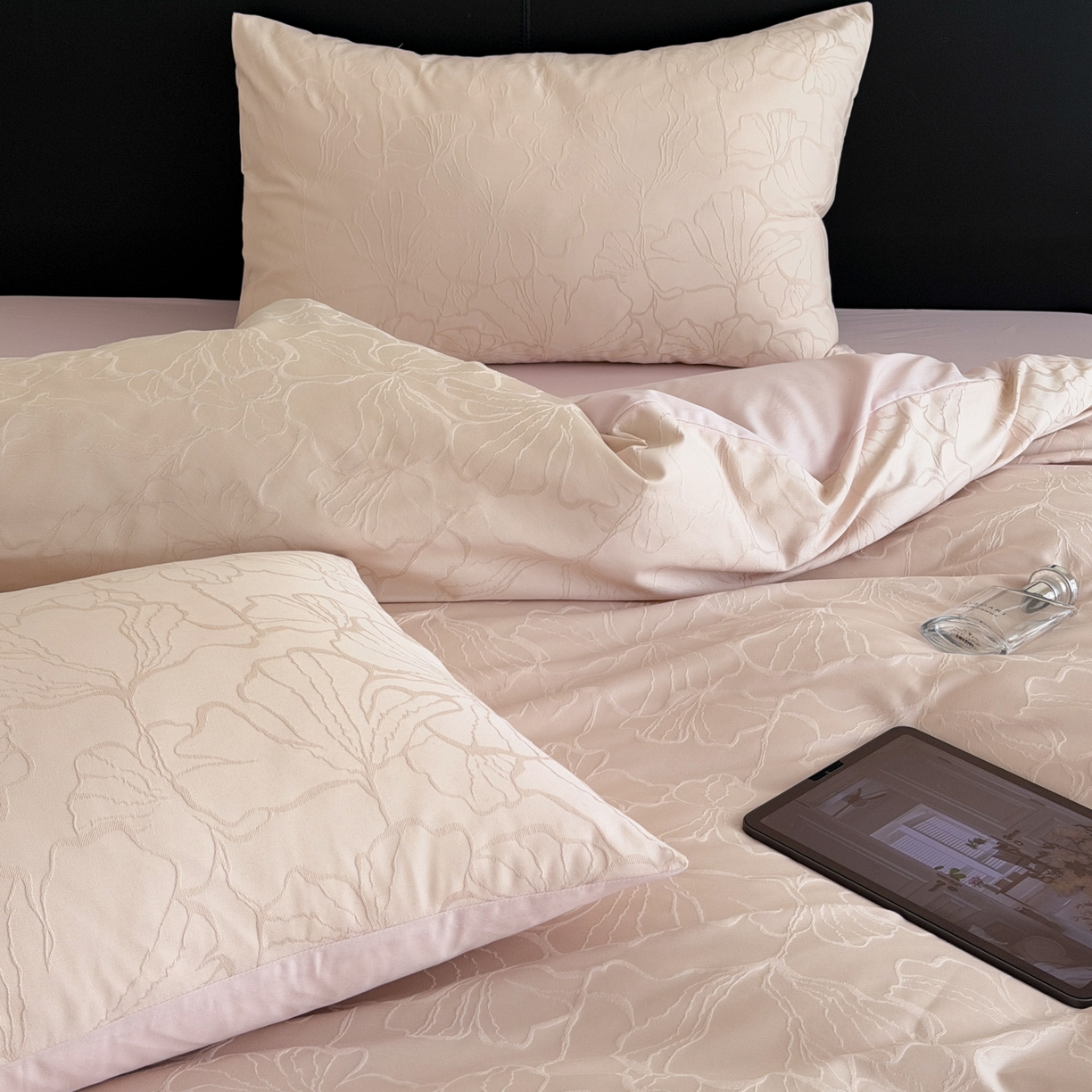 91家纺网 家纺一手货源 找家纺 优彩 2026春夏新款60支浮雕提花全棉纯棉四件套 山间雾-粉