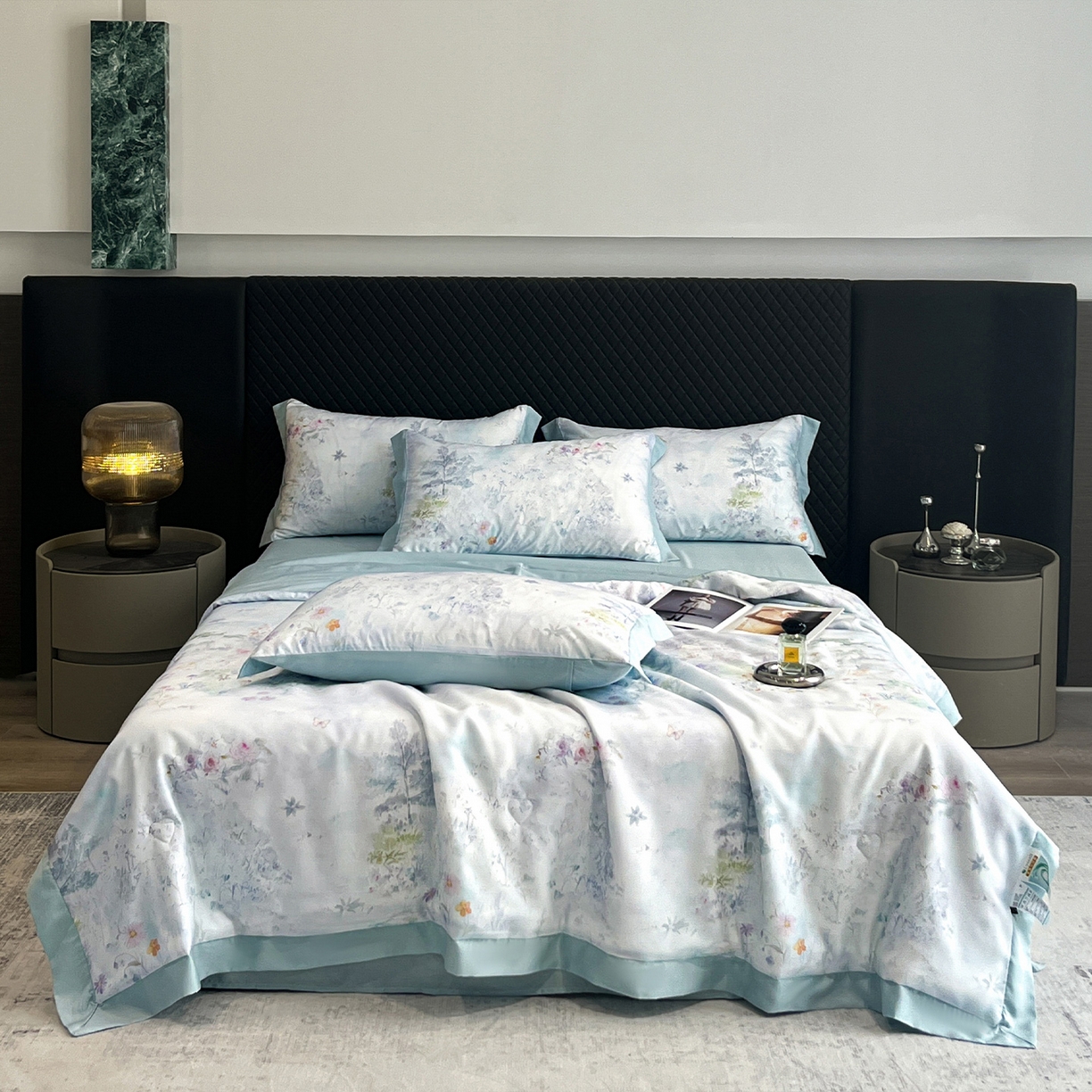 91家纺网 家纺一手货源 找家纺 迷尚家居 2026新款夏被100%莱赛尔数码印花夏被四件套50支天丝夏被 蝶漫柔境蓝-夏被款