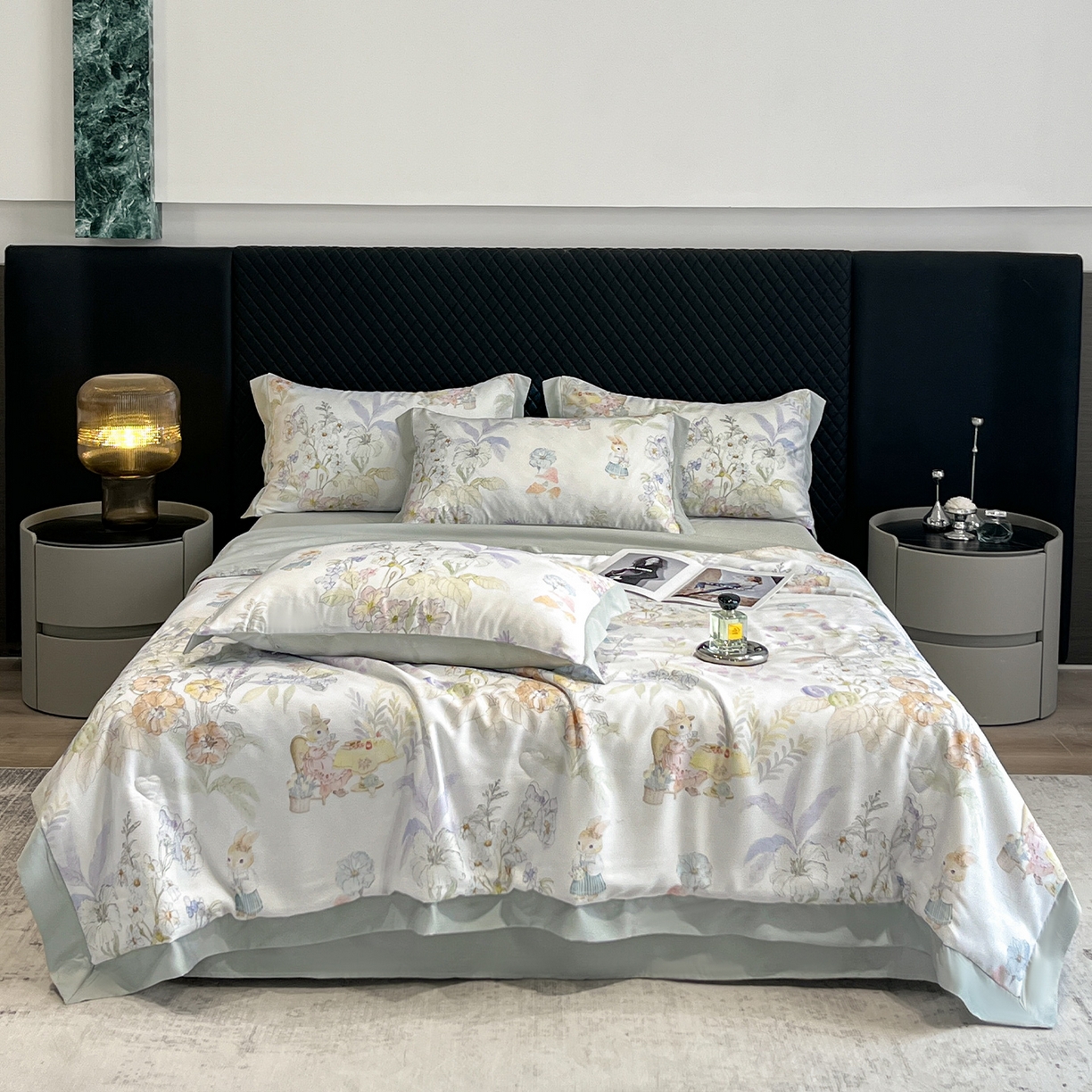 91家纺网 家纺一手货源 找家纺 迷尚家居 2026新款夏被100%莱赛尔数码印花夏被四件套50支天丝夏被 林间兔-夏被款