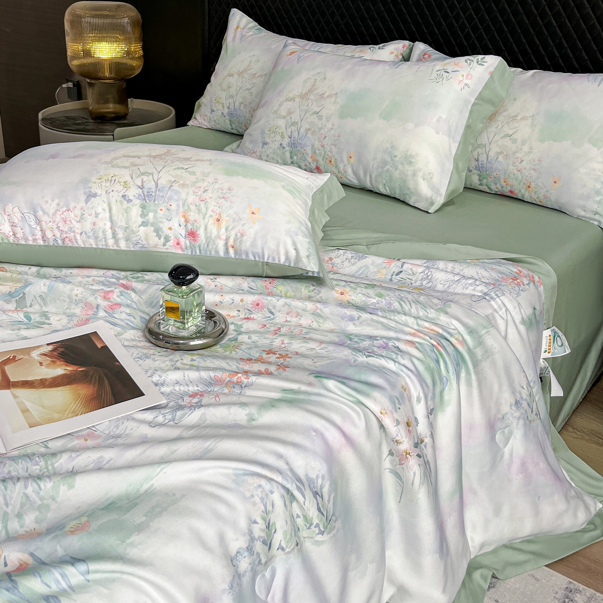 91家纺网 家纺一手货源 找家纺 迷尚家居 2026新款夏被100%莱赛尔数码印花夏被四件套50支天丝夏被 春野序绿-夏被款