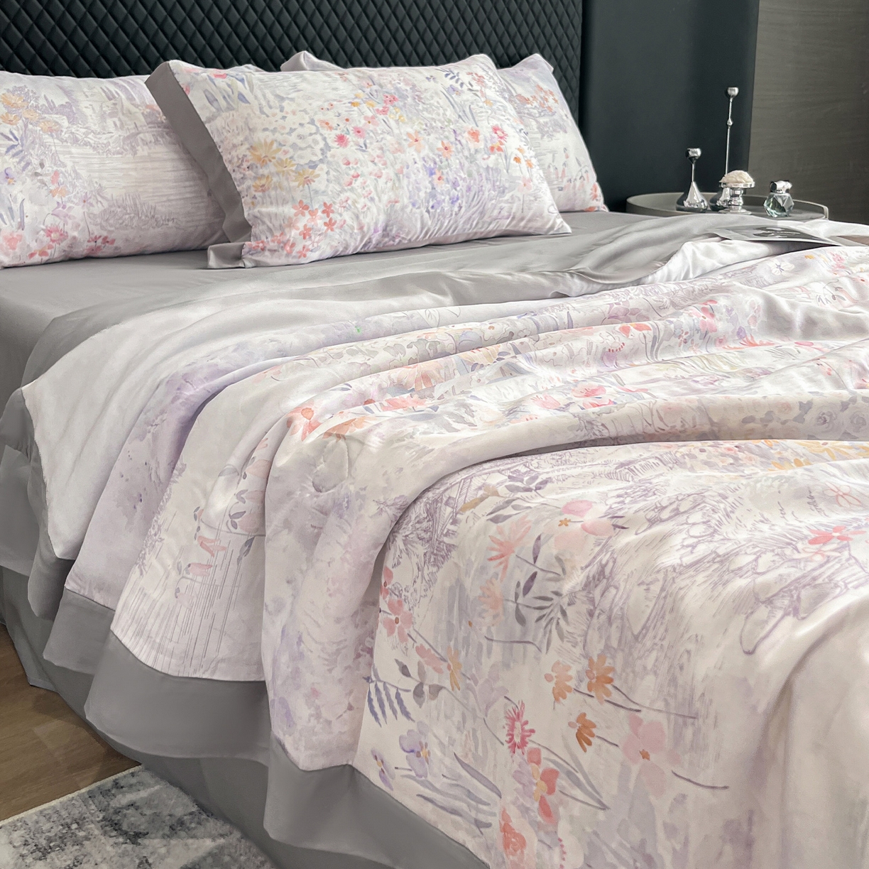 91家纺网 家纺一手货源 找家纺 迷尚家居 2026新款夏被100%莱赛尔数码印花夏被四件套50支天丝夏被 春野序紫-夏被款