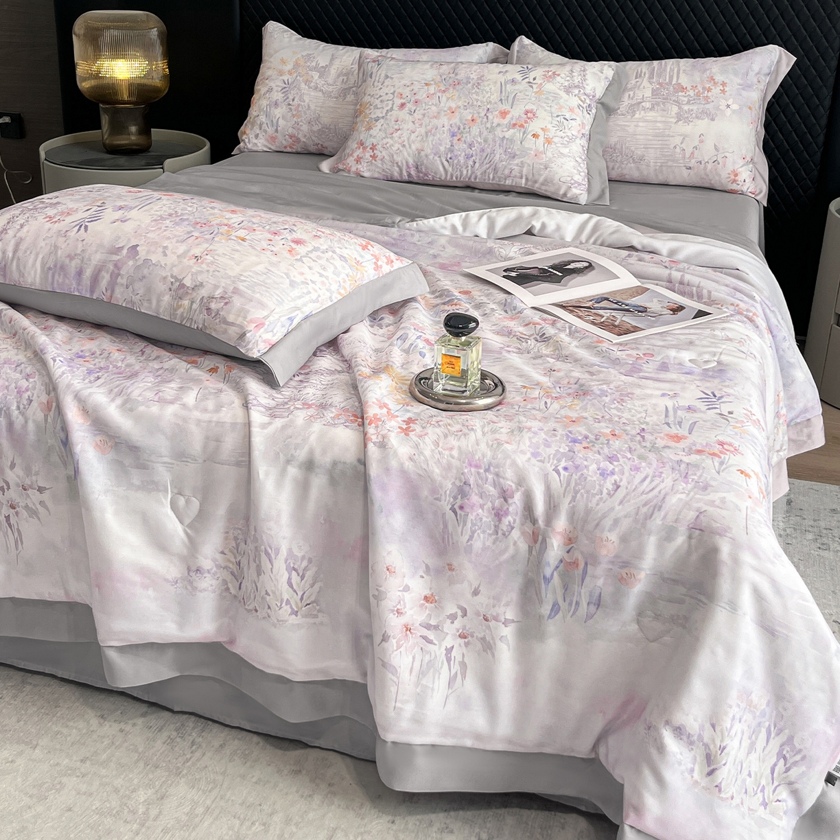 91家纺网 家纺一手货源 找家纺 迷尚家居 2026新款夏被100%莱赛尔数码印花夏被四件套50支天丝夏被 春野序紫-夏被款