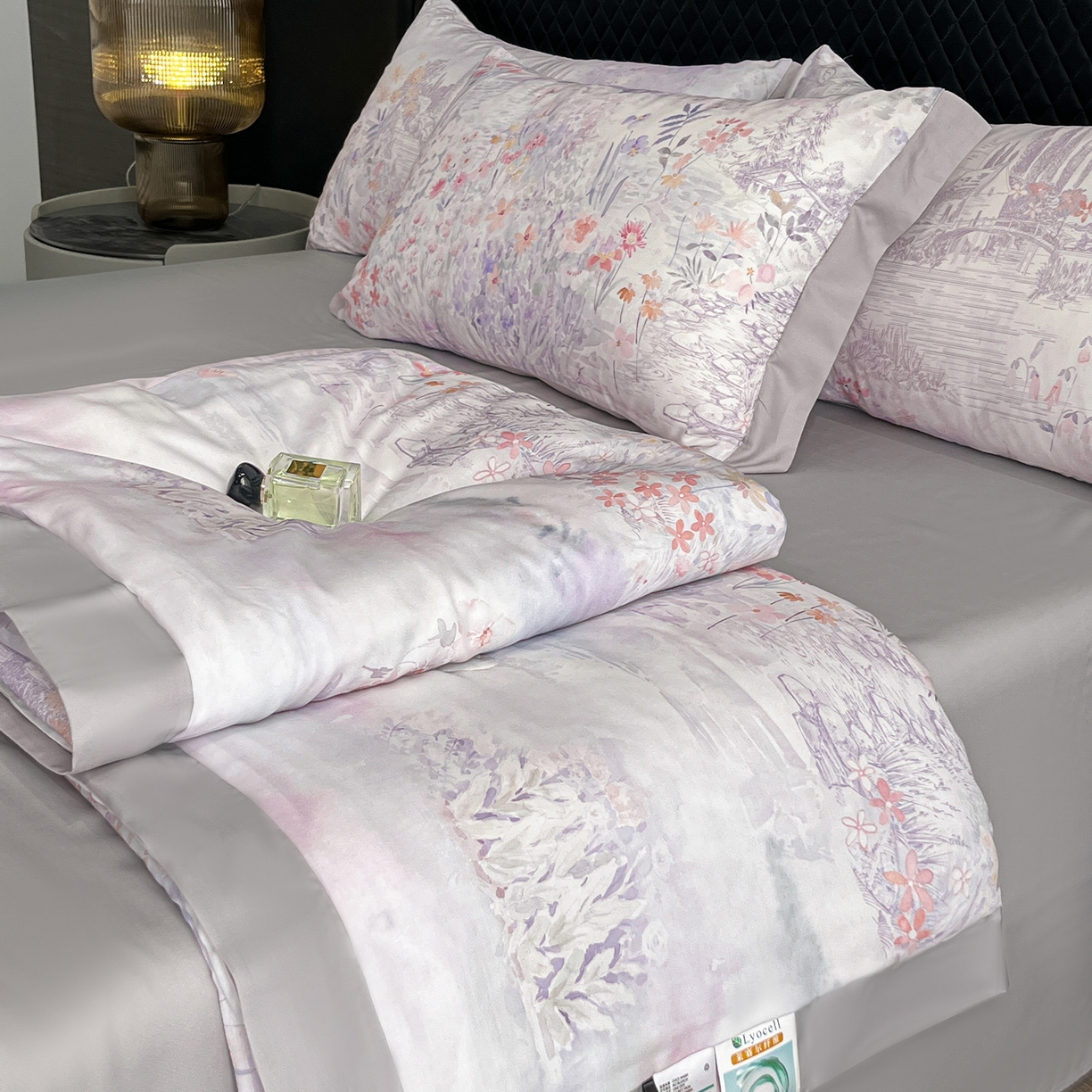 91家纺网 家纺一手货源 找家纺 迷尚家居 2026新款夏被100%莱赛尔数码印花夏被四件套50支天丝夏被 春野序紫-夏被款