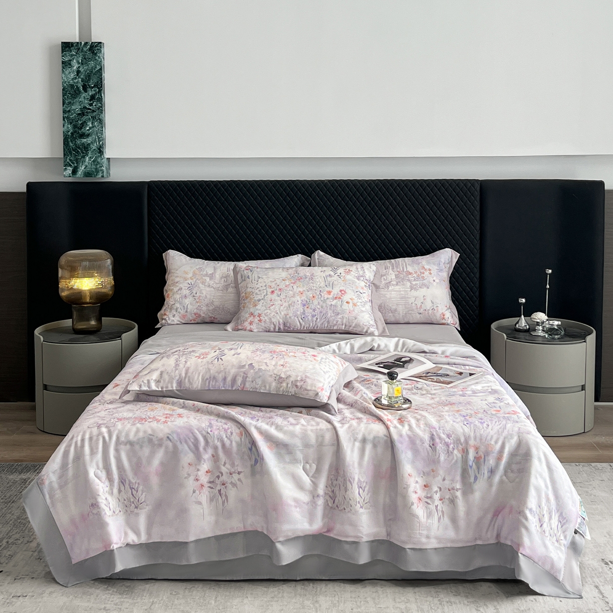 91家纺网 家纺一手货源 找家纺 迷尚家居 2026新款夏被100%莱赛尔数码印花夏被四件套50支天丝夏被 春野序紫-夏被款