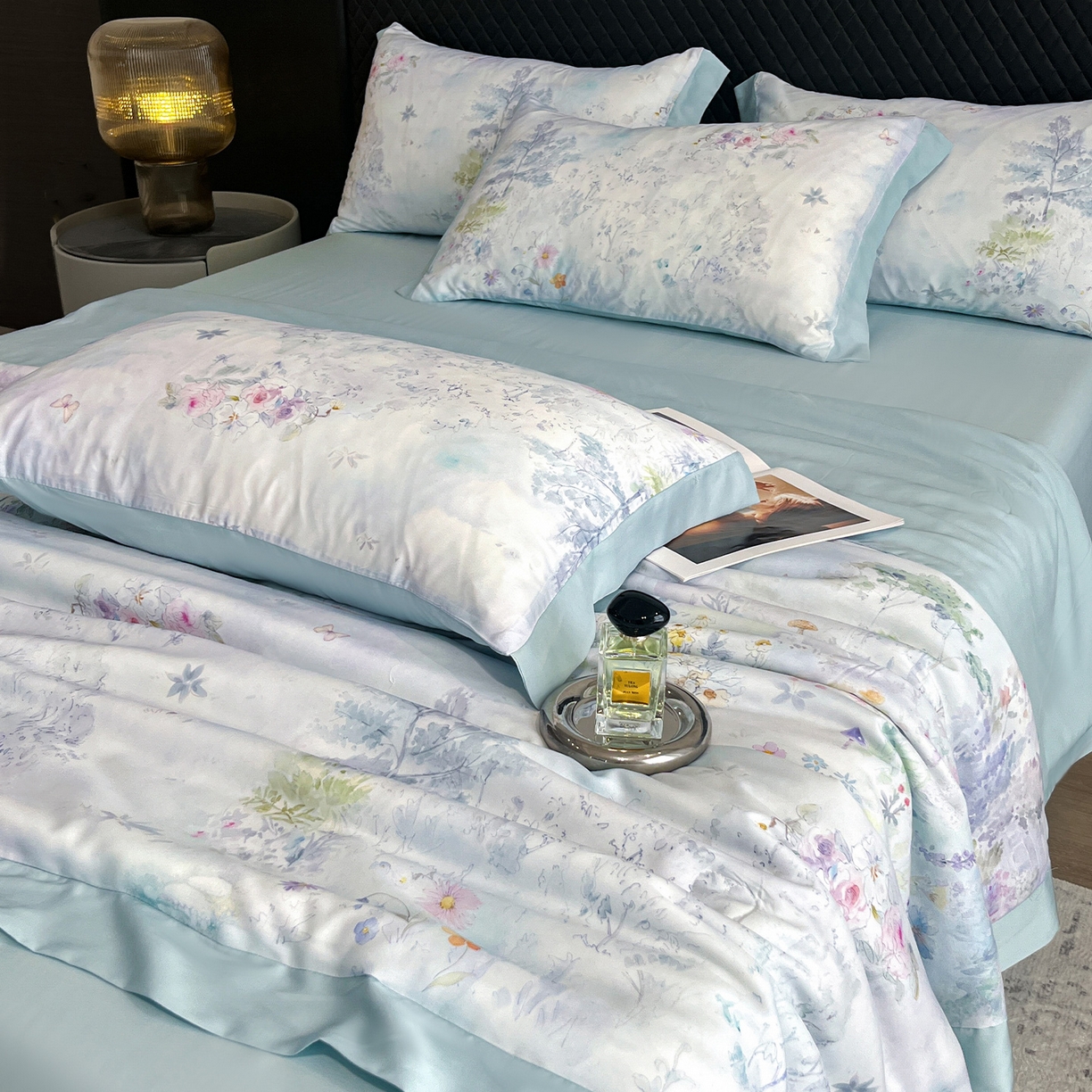 91家纺网 家纺一手货源 找家纺 迷尚家居 2026新款夏被100%莱赛尔数码印花夏被四件套50支天丝夏被 蝶漫柔境蓝-夏被款