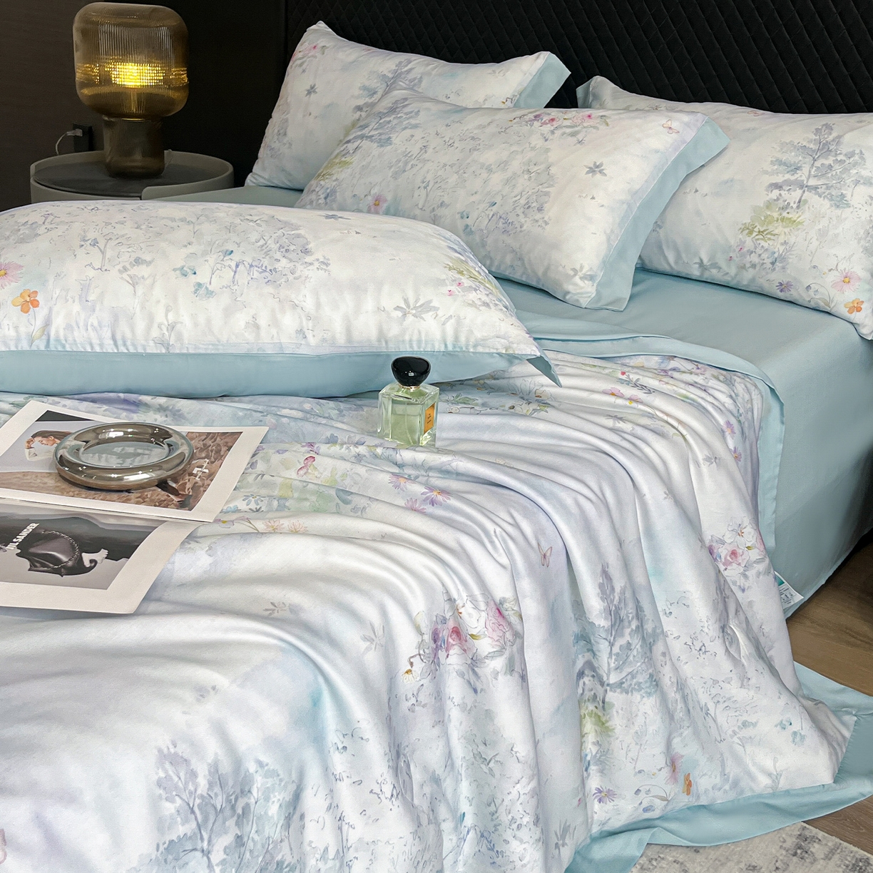 91家纺网 家纺一手货源 找家纺 迷尚家居 2026新款夏被100%莱赛尔数码印花夏被四件套50支天丝夏被 蝶漫柔境蓝-夏被款